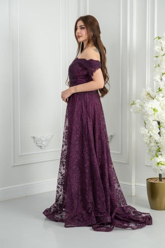 فستان سهرة برقندي دانتيل بلمعة رقيقة يقدّم مزيجًا...