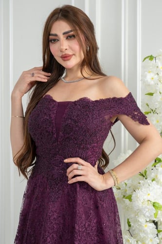 فستان سهرة برقندي دانتيل بلمعة رقيقة يقدّم مزيجًا...