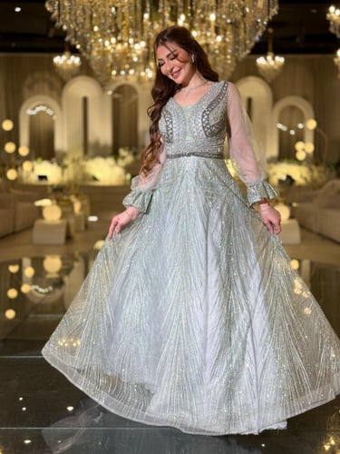 فستان سهرة أزرق متدرج طويل بتطريز خصر وأكمام طويلة