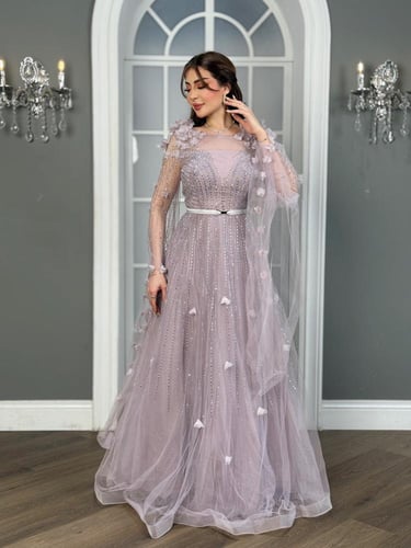 فستان الأنوثة الحالمة بلون اللافندر المضيء