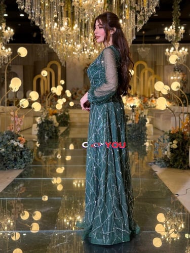 فستان سهرة أخضر داكن مطرّز بخطوط لامعة بقصّة وحزام...