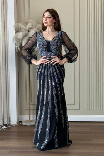 فستان سهرة اسود ناعم، بقصّة ضيقة تبرز القوام وياقة...