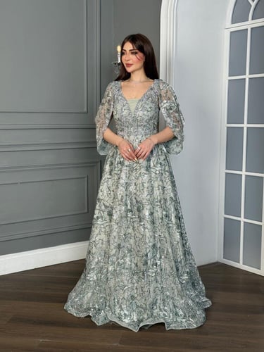 فستان سهرة فضي فخم بتطريز لامع وراقي.