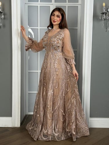فستان سهرة فاخر مطرز بالترتر والزهور بتصميم ملكي أ...