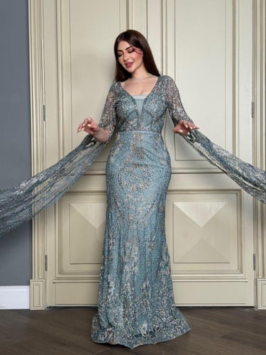 فستان سهرة فضي فخم بتطريز لامع وراقي.