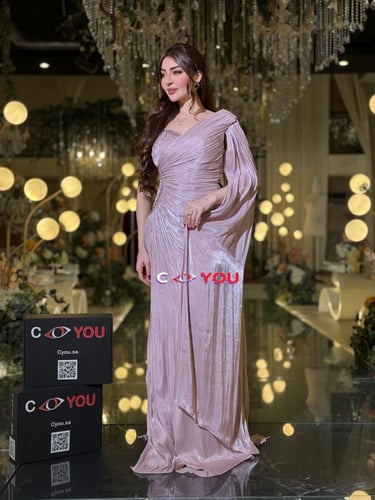 فستان سهرة وردي فاتح لامع بقصة فاخرة.