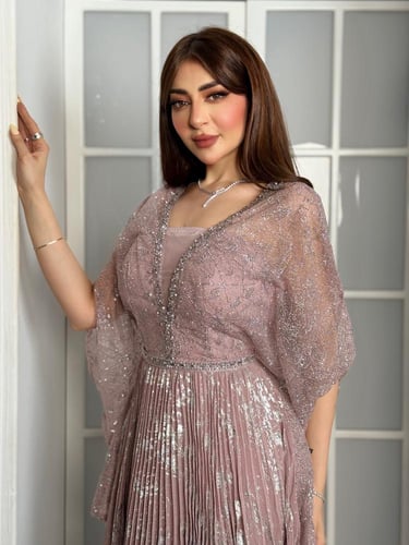 تألقي بفستان سهرة وردي بليسيه لامع وأكمام كاب؛ تصم...