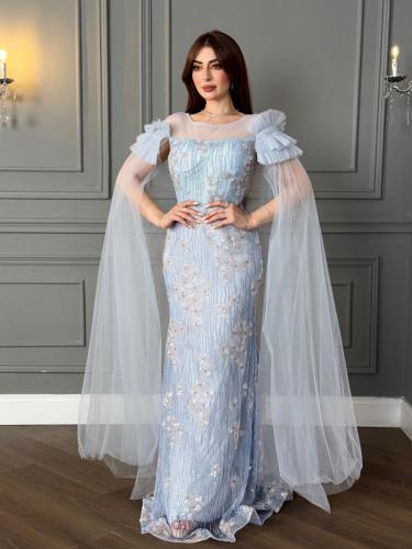 فستان سماوي أنيق بذيل شفاف وتطريزات فاخر