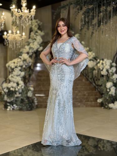 فستان ملكي مطرز بلون الثلج الأزرق بتصميم أنيق وراق...