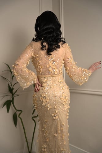 فستان سهرة ذهبي مطرز بالورود ثلاثية الأبعاد والترت...