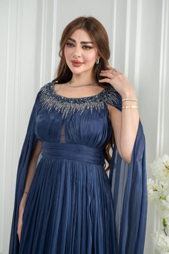 فستان سهرة كحلي يوقّع حضورك بأسلوب ملكي. قماش حرير...