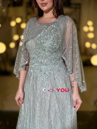 فستان سهرة نعناعي مطرّز بقصّة A-Line مع كاب جانبي...