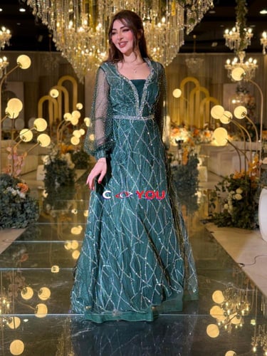 فستان سهرة أخضر داكن مطرّز بخطوط لامعة بقصّة وحزام...