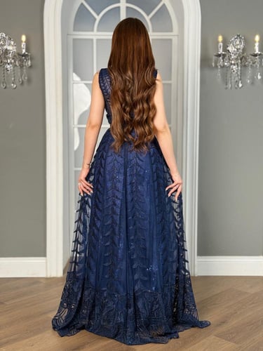 فستان كحلي غامق مصمم بقصة انسيابية