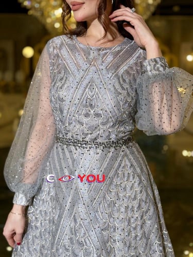 فستان سهرة فضي لامع