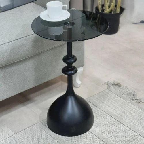 طاولة خدمة بسطح زجاجي داكن وقاعدة معدنية سوداء