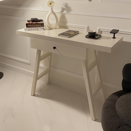 مدخل خشب أبيض مع درج