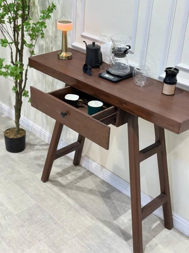 مدخل خشبي بني غامق مع درج