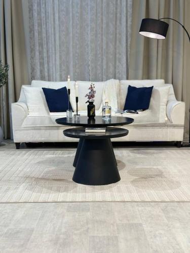 طاولتين متداخله عمود صاج سطح خشب سنديان