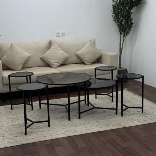 طقم طاولتين ضيافة متداخلة حديد أسود سطح زجاج أسود...