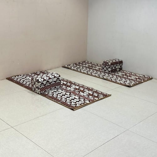 طقم جلسات ارضية مع 2 مراكي