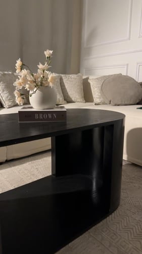 طاولة مودرن مصنوعة من خشب السنديان الأسود