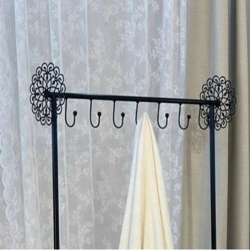 علاق ملابس اسود بقاعدة سيراميك كفرات