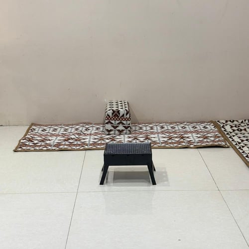 طقم جلسات ارضية مع 2 مراكي