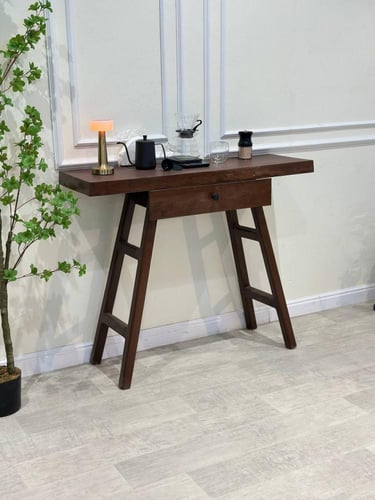 مدخل خشبي بني غامق مع درج