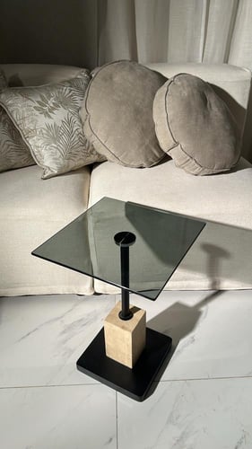 طاولة جانبية مودرن بسطح زجاجي وقاعدة بيدستال