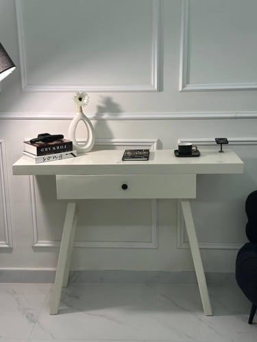 مدخل خشب أبيض مع درج