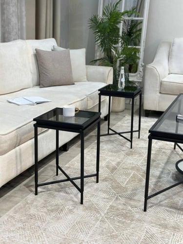 طقم طاولات فخم بسطح زجاج أسود – تصميم عصري يجمع بي...