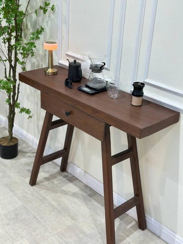 مدخل خشبي بني غامق مع درج