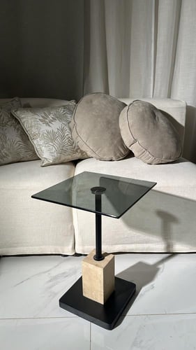 طاولة جانبية مودرن بسطح زجاجي وقاعدة بيدستال