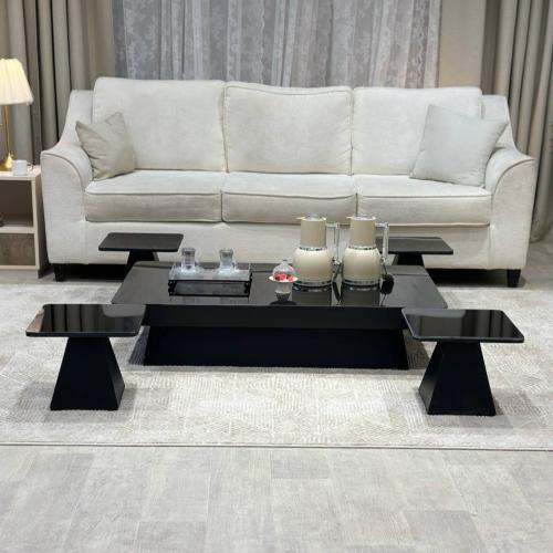 طقم طاولة ضيافة ارضي مع 4 طاولات خدمة بلون أسود سط...