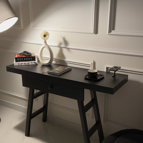 مدخل خشب أسود مع درج