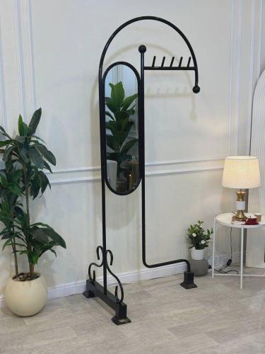 علاق ملابس اسود مع مرايا