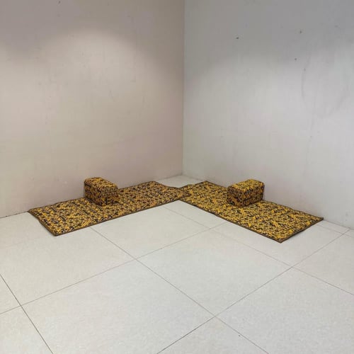 طقم جلسات ارضية مع 2 مراكي