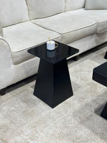 طاولة خدمة خشب أسود سطح مرايا بتصميم أنيق وفاخر