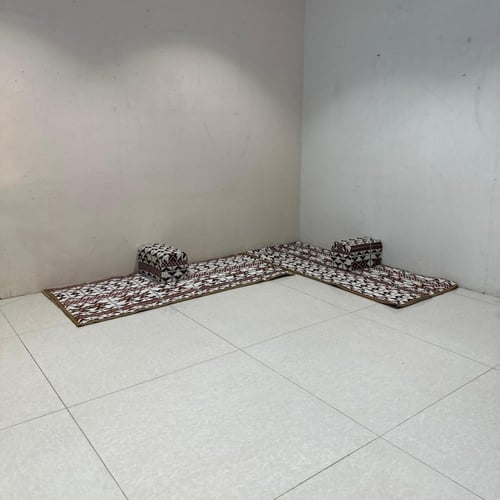 طقم جلسات ارضية مع 2 مراكي