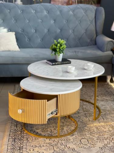 طقم طاولتين سطح خشب شكل رخامي لون ذهبي