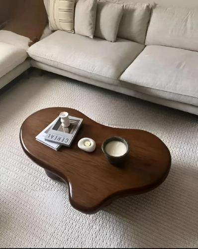 طاولة ضيافة خشب بني بتصميم مودرن