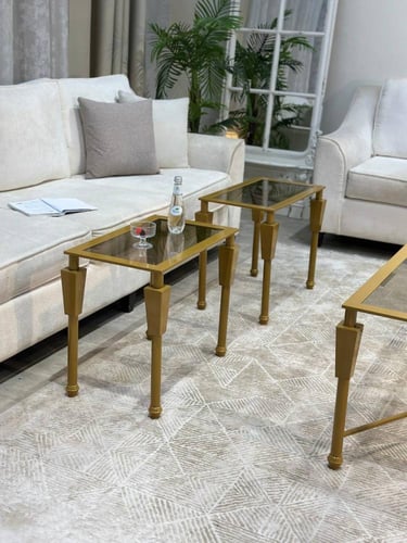 طقم طاولات ذهبي مع 4 طاولات خدمة – فخامة تليق بذوق...