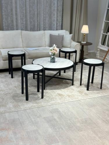 طقم طاولة حديد بسطح سيراميك – أناقة تلامس الفخامة