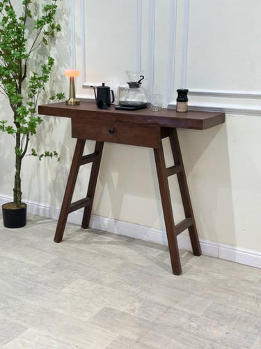 مدخل خشبي بني غامق مع درج