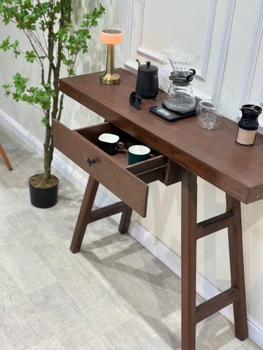 مدخل خشبي بني غامق مع درج