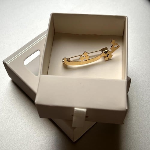 بيبي شاين بروش باسم المولود للأطفال - تصميم حسب ال...