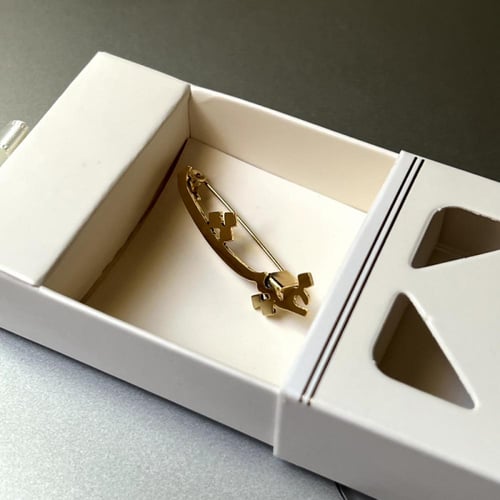 بيبي شاين بروش باسم المولود للأطفال - تصميم حسب ال...