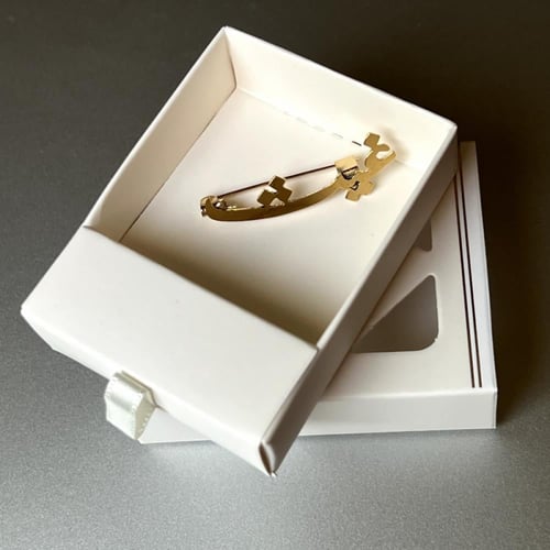 بيبي شاين بروش باسم المولود للأطفال - تصميم حسب ال...