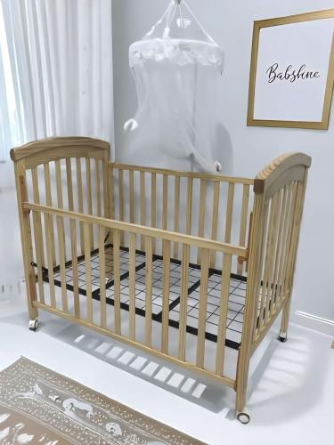 سرير مواليد خشبي طبيعي 130×70 – تصميم BC20 – حتى 5...